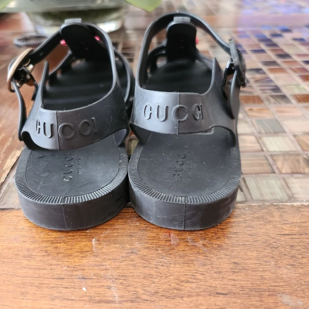 Gucci signature rubber sandals size 28